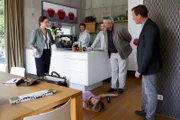 Die Kripo Rosenheim ermittelt im Fall der ermordeten Klara Lehmann, die tot in der Küche ihres Hauses gefunden wurde. Von links: Sandra Mai (Sina Wilke), Alois Kammermayr (Tommy Schwimmer), KTU-Kollege (Komparse), Anton Stadler (Dieter Fischer), Christian Bach (Patrick Kalupa).