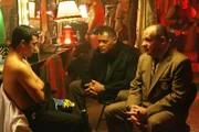 Ihre Ermittlungen führen Dr. Raymond Langston (Laurence Fishburne, Mi.) und Captain Brass (Paul Guilfoyle, re.) in das "Lucha Libre", einem Ort, an dem eine spezielle Kampfart ausgeübt wird. Kannte einer der Sportler das Opfer Sylvia Mallick?
