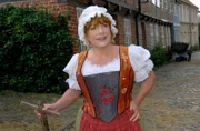 Gut Mus feil! Die Musbäuerin (Hannelore Hooger) mit ihrem Handwagen.