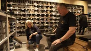 Waldi will sich Schuhe für den Jakobsweg kaufen.