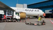 Jörg Jepsen ist Tankwart und fährt jeden Tag zu den großen Flugzeugen am Airport, um sie mit Kerosin zu versorgen. Der Sprit verläuft unterirdisch auf dem Flughafengelände. Sein LKW wirkt wie eine riesige Pumpe und pumpt das Kerosin aus der unterirdischen Leitung in die Tragflächen des Flugzeugs.