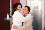 ACHTUNG SPERRFRIST! Die Veröffentlichung dieses Motives ist für alle ONLINE-MEDIEN (außer Programm-Presse) erst ab dem 04.05.2025 frei. Esma (Özge Delioglan, l.) beeindruckt Nuray (Lilay Huser) damit, dass sie sich schützend vor sie gestellt hat.