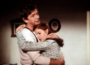 John (Ralph Waite, l.) verabschiedet sich von seiner Tochter Elizabeth (Kami Cotler, r.), da er nach Washington fahren muss, um sich um seine kranke Frau zu kümmern.