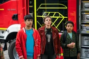 Sami (Joël Massy Kohandel), Frau Schiller (Elisa Ueberschär) und Karl Walter (Lance Gernot Simon) (von links nach rechts) beobachten die Rettungsaktion der Feuerwehr.