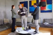 Pathologin Mai (Sina Wilke, l.) untersucht mit den Kommissaren Stadler (Dieter Fischer, M.) und Bach (Patrick Kalupa, r.) den Tatort.