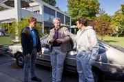 Auf dem Weg zum Opfer treffen die Kommissare Bach (Patrick Kalupa, l.) und Stadler (Dieter Fischer, M.) auf Alois Kammermayr (Tommy Schwimmer, r.), den Kollegen der Spurensicherung, der sich bereits einen ersten Eindruck vom Tatort verschafft hat.