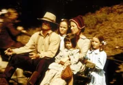 Die Familie Ingalls fährt zum Gottesdienst: (v.l.n.r.) Charles (Michael Landon), Mary (Melissa Sue Anderson), Carrie (Lindsay Sidney Greenbush), Caroline (Karen Grassle) und Laura (Melissa Gilbert).