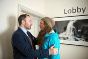 Landesrat Reitlechner (Robert Schupp, l.) hat ein Verhältnis mit der Archäologin Julia (Hanna Lütje, r.).