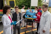 Nach einem Großunfall empfangen Prof. Patzelt und Elias den Patienten Michael Büker in der Notaufnahme. Kris Haas aus der Sachsenklinik war zufällig am Unfallort und hat Erste Hilfe geleistet.