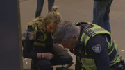 Menno und Carolien helfen einem behinderten Fahrgast in Amsterdam, Niederlande, aus dem Rahmen.