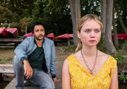 Anastasia Seidel (Sofie Eifertinger, r.) erzählt dem Kommissar David Grünbaum (Omar El-Saeidi, l.) von Hassbotschaften, die Cleo erhalten hat. Darunter auch Morddrohungen. Cleo soll das ganze ziemlich mitgenommen haben.