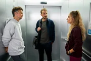 Dr. Sterns (Max Alberti, M.) plötzliches Auftauchen in der Karlsklinik überrumpelt nicht nur Betty (Annina Hellenthal, r.), der die Begegnung mit ihrem Ex vor David (Wayne Carpendale, l.) zunächst unangenehm ist. Dr. Stern ist jedoch nicht wegen Betty, sondern wegen eines ungewoh?hnlichen Patientenfalls an die Karlsklinik gekommen. Er und Betty erweisen sich hierbei wieder als gutes Team.