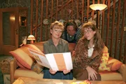 Lisa (Alexandra Neldel, r.) ist glücklich, dass sie von Mariella vor allen Mitarbeitern in der Firma gelobt wurde. Helga (Ulrike Mai, l.) und Bernd (Volker Herold, M.) freuen sich mit ihr über den Erfolg. (Dieses Foto von Alexandra Neldel darf nur in Zusammenhang mit der Berichterstattung über die Serie "Verliebt in Berlin" veröffentlicht und verbreitet werden.)