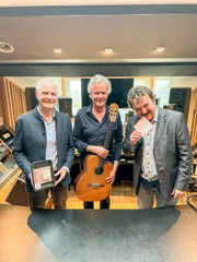 Hanno Settele (r.) besucht das Musiker-Duo Fleisch & Fleisch im Studio. Deren Leberkäs-CD ist allerdings nicht essbar!