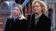 Der Chef eines erfolgreichen Pharmakonzerns wurde tot aufgefunden. Jetzt müssen sich Tochter Jody (Blythe Auffarth, l.) und Ehefrau Rebecca (Amy Irving) den Fragen der Ermittler stellen.