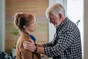 Harry (Jane Seymour) ist sich nicht mehr sicher, ob sie sich über den Einzug von Ray (Stuart Graham) in ihr Haus freuen soll.