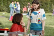 Während Frankie (Patricia Heaton, r.) darüber besorgt ist, dass Axl wieder mit der herrischen Morgan zusammen ist, genießt Sue (Eden Sher, r.) das Picknick ...