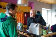 Peter Herbrechter (Michael König, r.) macht Ben (Mirko Lang, l.) klar, dass er seinen Laden schließen muss.