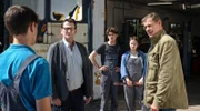Finn (Sven Martinek, r.) und Lars (Ingo Naujoks, 2.v.l.) berichten Tom (Julian König, l.), Basti (Paul Stiehler, M.), und Anna (Fine Sendel, 2.v.r.), vom Tod des Sozialarbeiters Rauh.