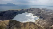 Aus dem Krater des Taal-Vulkans steigt Dampf auf. Im Jahr 2020 zerstörte ein Ausbruch eine Siedlung lokaler Fischer.