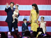 Ron DeSantis posiert mit Ehefrau Casey und Kindern.