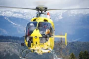 Michael Dörfler (Robert Lohr, l.) und Andreas Marthaler (Martin Gruber, r.) auf dm Weg zum Einsatz.