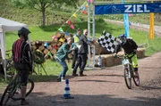 Das Down-Hill-Rennen ist ein großes Ereignis in Waldau – sogar Tierarzt Philip Hansen (Heikko Deutschmann) ist mit von der Partie.