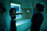 Eve (Sandra Oh, l.); Villanelle (Jodie Comer, r.)