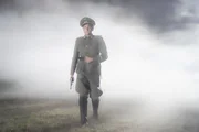 Ein bewaffneter Soldat steht
