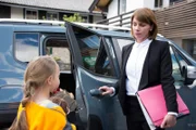 Karin Junker (Gisa Zach, r.) kümmert sich trotz der schwierigen Umständen um die kleine Martha (Tamara-Laura Graser, l.).