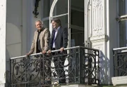 Andreas Koblenz (Max Herbrechter, rechts) führt Thomas Stickler (Harald Krassnitzer) durch sein Anwesen, Schloss Bergham.