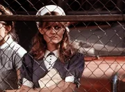 Cindy (Leslie Winston) ist nach Norfolk gereist, um ihren Mann Ben zu empfangen.