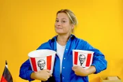Wie viel steckt wirklich im KFC-Bucket? Reporterin Lilly Temme vergleicht die unterschiedlichen Größen der Fried Chicken Buckets in Deutschland.
