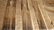 Die Statue von Königin Nefertari vor dem Tempel von Abu Simbel ist beinahe so groß, wie die ihres Gemahls Ramses II. links und rechts von ihr. Ein Zeichen für die weitgehende Gleichstellung Nefertaris.