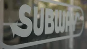 Subway ist kurzzeitig die größte Fast-Food-Kette der Welt. Seit 2015 häufen sich jedoch viele Skandale um den Sandwich-Riesen. Wie geht es Subway weiter? Subway ist kurzzeitig die größte Fast-Food-Kette der Welt. Seit 2015 häufen sich jedoch viele Skandale um den Sandwich-Riesen. Wie geht es Subway weiter?