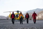 Zusammen machen sich die Bergretter Markus (Sebastian Ströbel, 2 v. l.), Simon (Ferdinand Seebacher, l.), Katharina (Luise Bähr, 2. v. r.) und Michi (Robert Lohr, r.) auf die Suche nach den Vermissten.