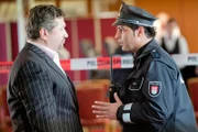 Tarik (Serhat Cokgezen, r.) staunt nicht schlecht, als er unter den Gästen des überfallenen Pokerturniers seinen Onkel Cem (Aykut Kayacik l.) entdeckt.