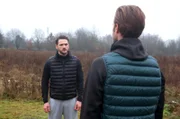 David (Arne Rudolf, l.) gesteht Simon (Thore Lüthje, r.), dass er mit Ellen geschlafen hat.