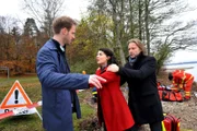 Michael (Erich Altenkopf, r.) hält Pauline (Liza Tzschirner, M.) zurück, als sie Leonard (Christian Feist, l.) die Schuld an Daniels Absturz gibt.