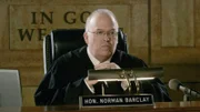 Richter Norman Barclay (Wayne Duvall) leitet das Verfahren gegen Kim Brody, die ihren Chef, einen Mafiosi, ermordet haben soll.