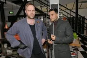 Nihat (Timur Ülker, r.) ist kalt erwischt: Kündigt Erik (Patrick Heinrich) tatsächlich die Zusammenarbeit?