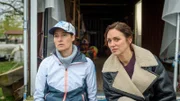 Der Verein "Frei Atmen" hat mit dem örtlichen Segelverein kooperiert. Doch im Gespräch mit der Vorsitzenden Miriam Kunze (Lisa Marie Janke, l.) erfährt Karoline Joost (Nike Fuhrmann, r.), dass die Zusammenarbeit mit dem Opfer nicht immer einfach gewesen ist. Es hat sogar richtig Ärger im Segelclub gegeben. Sind die beiden Frauen etwa in Streit geraten? Ist dieser eskaliert?