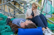 Das Schicksal des sehr schwer verletzten Rolf Nolte (Martin Feifel) geht Dr. Ina Schulte (Isabell Gerschke) über die Maßen nahe.