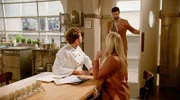 Amelie (Lara-Isabelle Rentinck r.) und Arthur (Vivian Frey l.) werden von Julius (Jan Stapelfeldt m.) beim Küssen im Hotel erwischt. Er droht den beiden beim nächsten Verstoß mit Rauswurf.