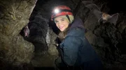 Anna seilt sich in einer Höhle nahe Hohenburg ab, in der die Fledermäuse "Große Hufeisennasen" wohnen.