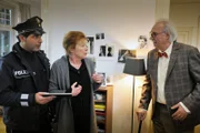 Tarik (Serhat Cokgezen, l.) wird Zeuge, wie Frau Ohmke (Renate Schroeter, M.) ihren Ehemann (Achim Wolff, r.) nicht mehr erkennt.