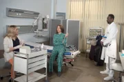 Als Britta (Jelena Mitschke, l.) mit Carla (Maria Fuchs, M.) aus dem Kurzurlaub zurückkommt, trifft sie auf einen Hendrik (Jerry Kwarteng, r.), der das Ende ihrer Affäre offenbar nicht so locker nimmt.