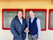 Michael Riedmann ist der Geschäftsführer der Voralrberger Metzgerei Walser und präsentiert Hanno Settele (l.) eine ganz besondere Kreation: Den Weißwurst-Leberkäs!