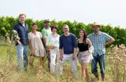 Garten und lecker - Neue 6-teilige Reihe ab 28. April im WDR Fernsehen. Floristikmeister Björn Kroner-Salié (l) mit den Gastgeberinnen und Gastgebern, v.l.n.r. Dajana Schmitt, Peter Mecklenburg, Iris Leonhardt, Markus Gaißl, Jaqueline Uda und Torben Sauerland.