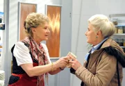 ARD STURM DER LIEBE FOLGE 1264, am Montag um 15:10 Uhr im ERSTEN. Käthe (Luise Deschauer, r.) bringt Hildegard (Antje Hagen, l.) wegen Alfons in Verlegenheit.
